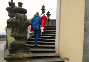Auf der Treppe der Friedrichsburg