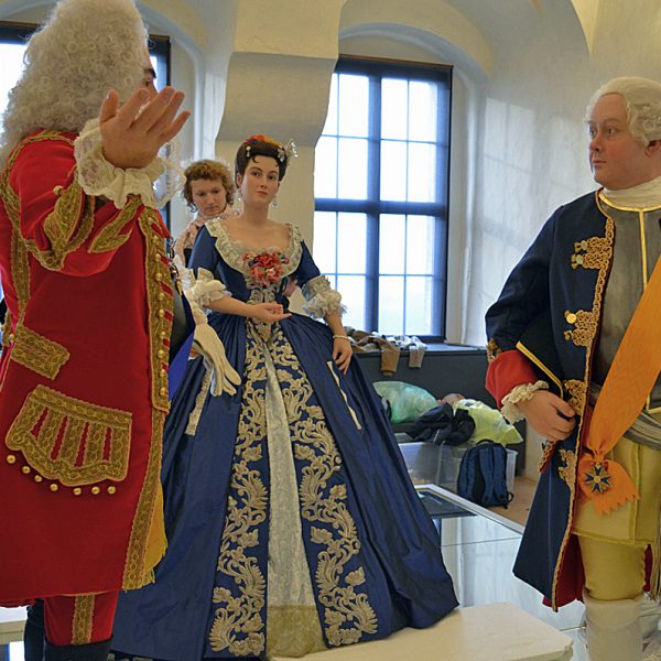 Alle drei Figuren stehen auf dem Spiegelpodest Gräfin Orzelska mit August dem Starken und Friedrich Wilhelm I.