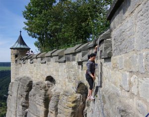 Mit einer Strickleiter über die Mauer der Festung Königstein