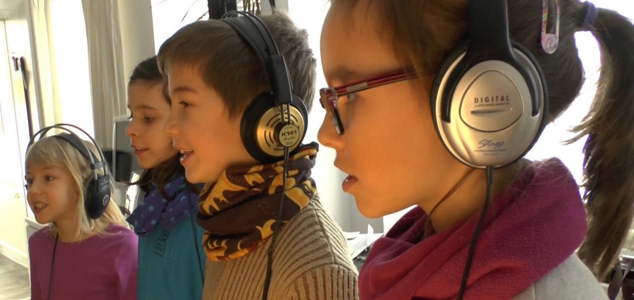 Kinder mit Kopfhörern bei der Aufnahme des Cölestinerliedes
