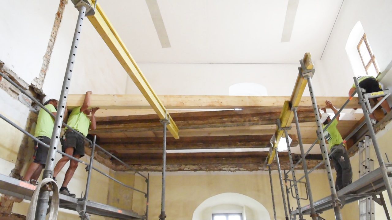 Die 6,50m langen Deckenbalken im ersten Stock der georgenburg werden eingebaut.